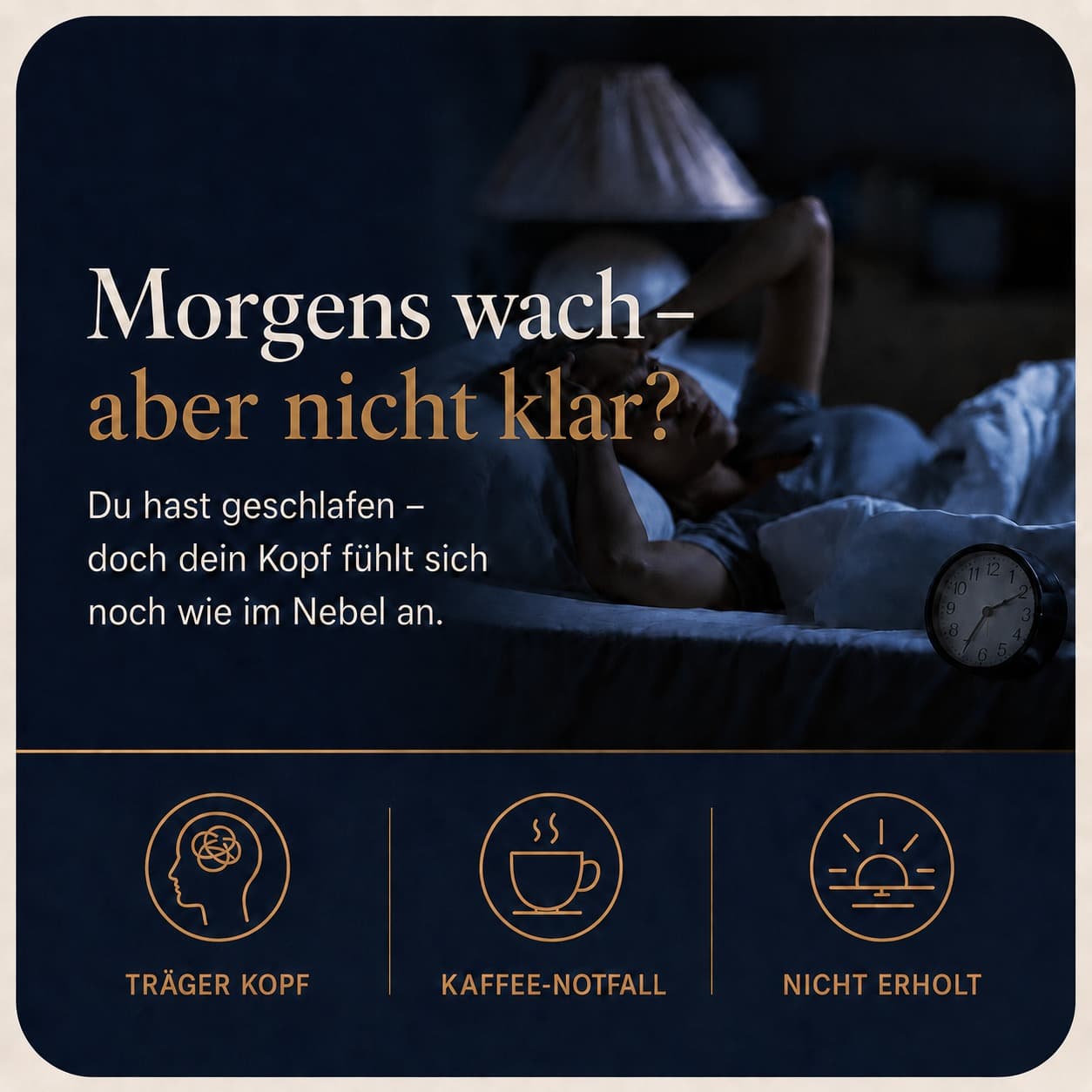 AURIONA Evening Calm – Mann liegt nachts wach im Bett, hält sich den Kopf, Wecker zeigt frühe Morgenstunde – „Morgens wach, aber nicht klar? Du hast geschlafen, doch dein Kopf fühlt sich noch wie im Nebel an“ – träger Kopf, Kaffee-Notfall, nicht erholt